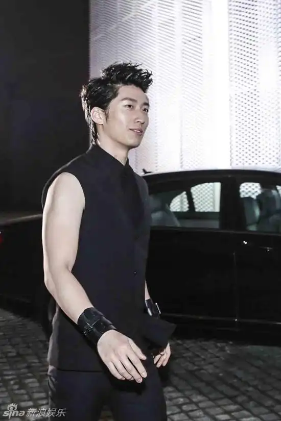 窦骁上海出席时装秀短袖亮相肌肉抢镜