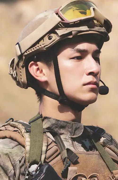 杨旭文迷彩军装照片曝光 > span class=