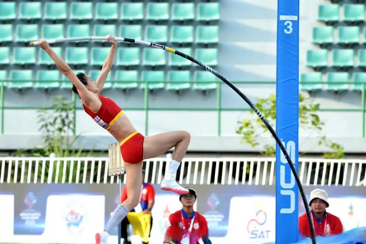 【#李玲夺得亚锦赛女子撑杆跳高冠军#】#亚锦赛女子撑杆跳李玲4米66