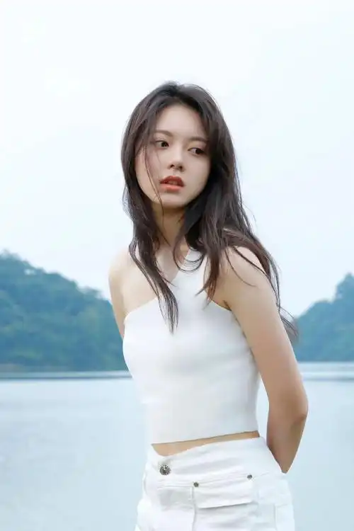 赵今麦工作室发布写真照,半露白皙的香肩和锁骨,曼妙身材尽显无遗-爱