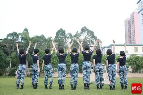 漂亮女兵退伍前自拍美照纪念军营生活