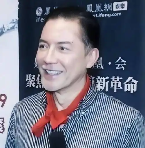 被尊龙的老年状态惊艳:穿衣体面,白发不染,70岁还是优雅贵公子_发型