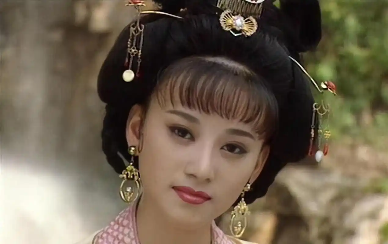看腻了敷衍的古装剧造型?刘晓庆版的武则天,头顶大发髻都美如画