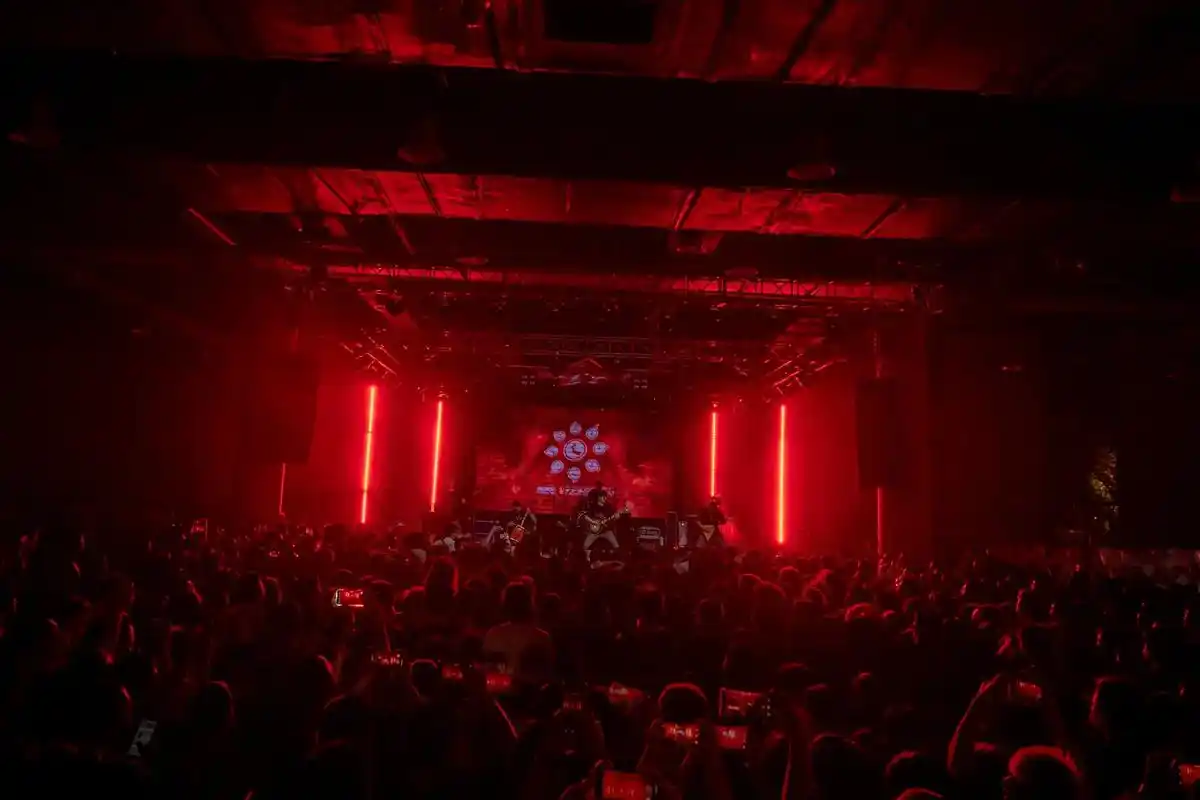 九宝乐队来"石门"巡演,第一次这么近距离的感受战车一般的轰鸣 - 抖音