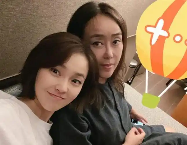 演员张佳宁撮合亲妈再婚不原谅生父张晓龙拿她当亲女儿