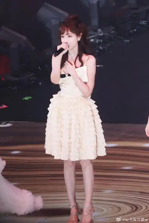 李艺彤出道十周年快乐