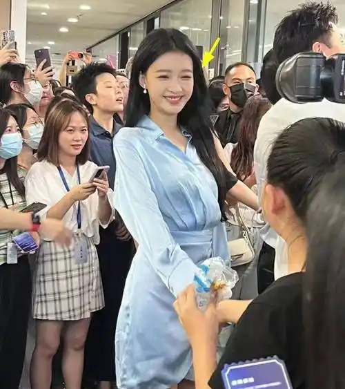 170cm孙怡沃尔玛扫楼,衣服皱巴巴本人又高又瘦,双腿暴露年龄_网友