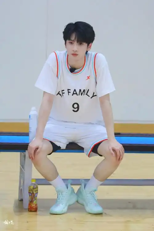 严浩翔 音轨成诗十八拍##严浩翔夏日运动会饭拍生图##tf家族夏日运动