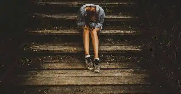 成年人的崩溃瞬间:"我想成为任何人,除了我自己"