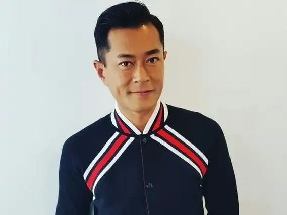 古天乐泰国拜四面佛,双手合十下跪行礼,还愿时请8人跳舞送金象_腾讯