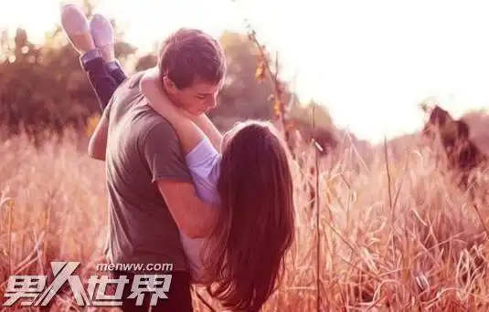 男人发一个拥抱代表什么意思他有可能是在表达喜欢