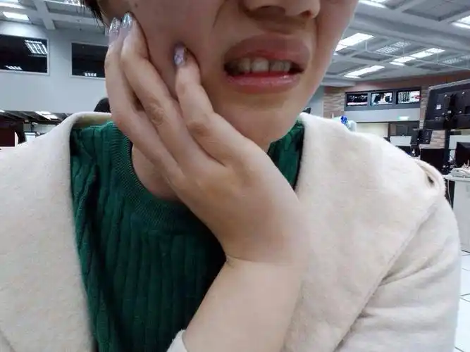 磨牙会导致牙齿,下颚疼痛.(图/记者李佳蓉摄)