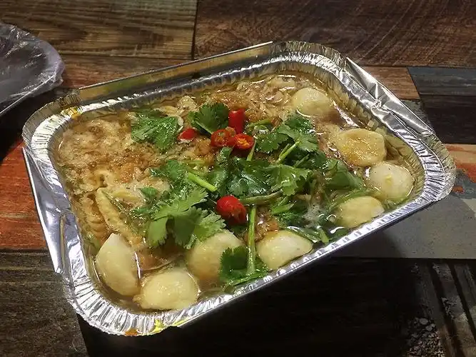 锡纸方便面也是蒜蓉为主,带着一丢丢剁椒和香菜,还有鱼丸做点缀,量还