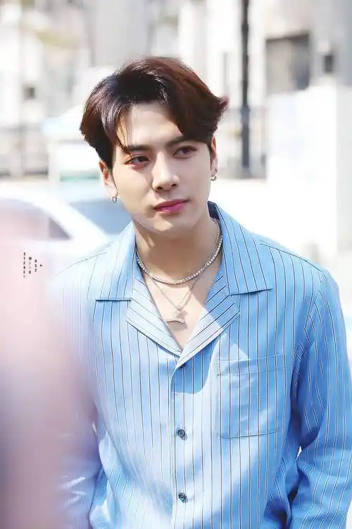 王嘉尔被偶遇,阴阳发色扎哪吒丸子头打扮过于前卫,在一旁咬手指-大江