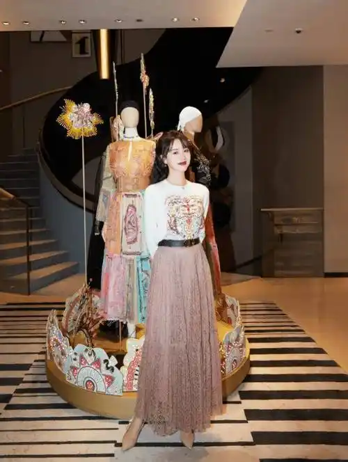 袁冰妍拍摄时尚大片,穿刺绣针织衫配透视裙,28岁甜如初恋