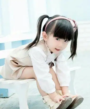 aainforest 分享到  为甜美清秀的小女孩梳一款齐 刘海双马尾辫,柔顺