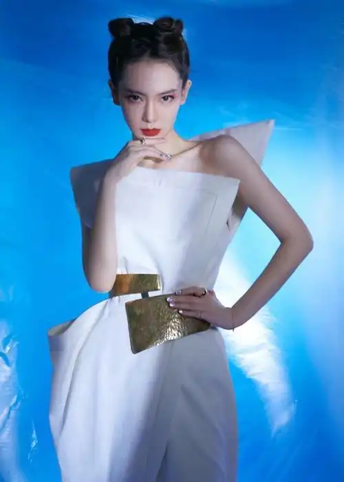 戚薇也太漂亮了!双马尾造型俏皮可爱,气质优雅