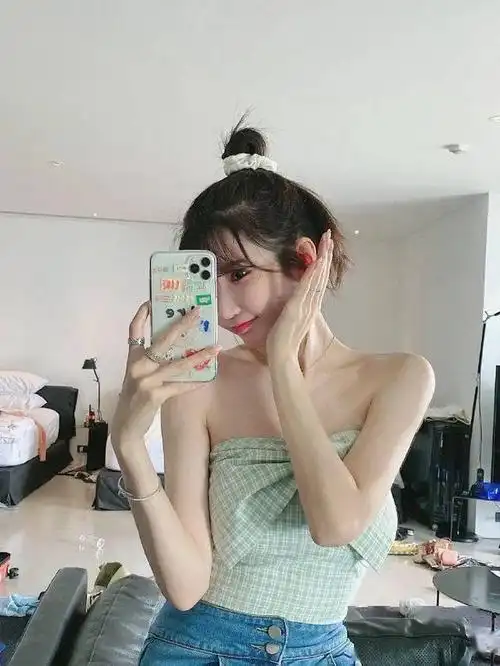 这个上衣是小胸女生的福利了!