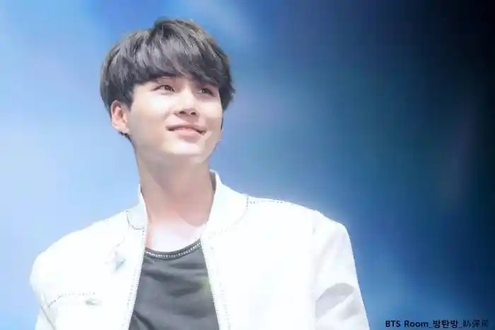 闵玧其笑容温暖满分