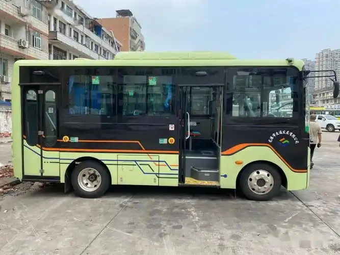 龙港公交体验升级|6米级安凯公交车到站_燃油