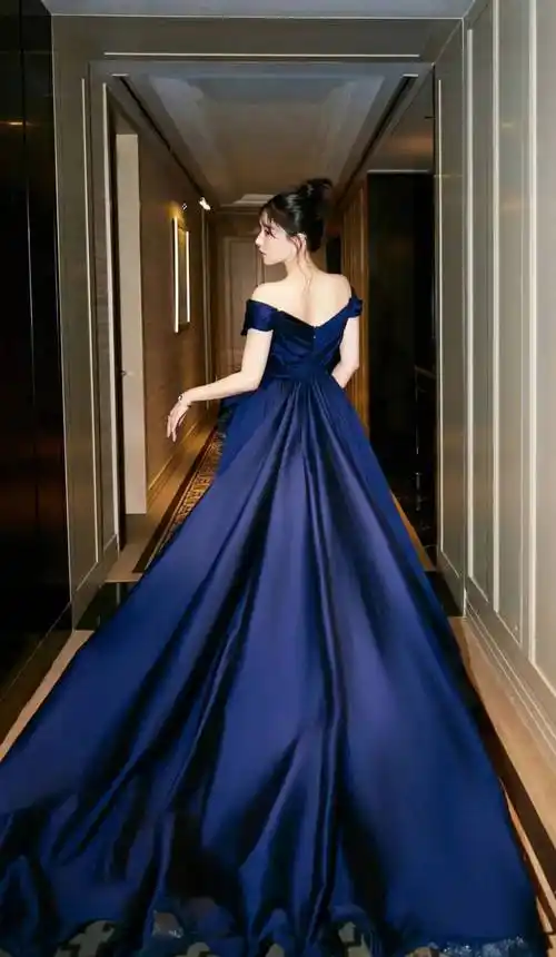 阚清子惊艳亮相珠宝夜宴,深蓝色露肩抹胸裙展露贵气与诱惑_礼服_女士