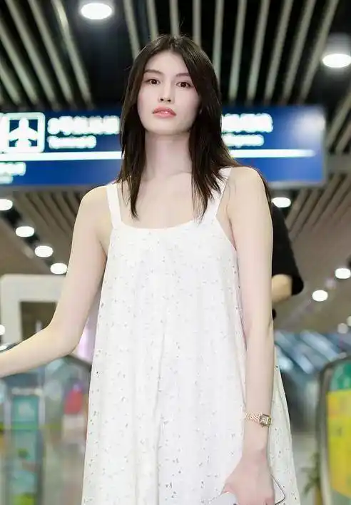 国际超模何穗晒健身照,身材太妖娆,露出小蛮腰白到发光_皮肤_的设计