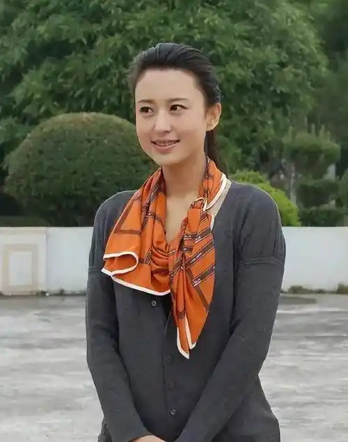 两年之后,张蕾也结婚,只是丈夫的身份成谜.