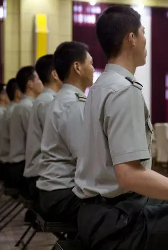 队员用挺拔的坐姿展现着必胜的信念