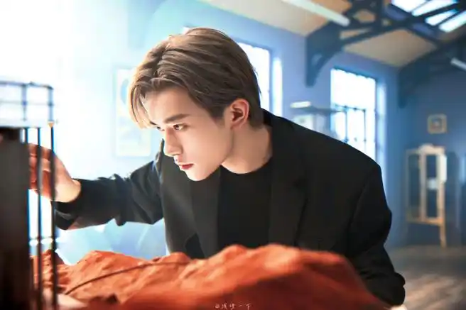 易烊千玺闭眼侧颜