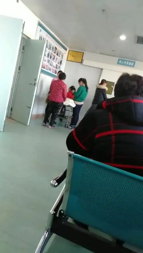 手术室门口,等着抱孙子的新奶奶,高兴的都不知道干嘛了.