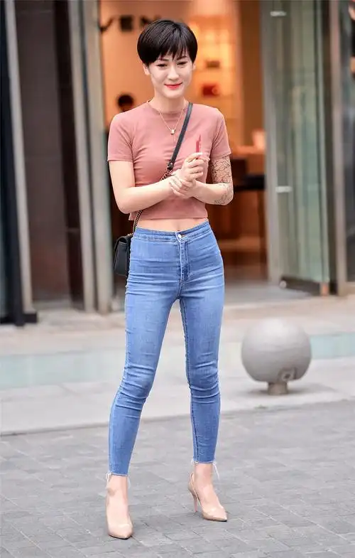 穿紧身牛仔裤的美女尽显魅力好身材