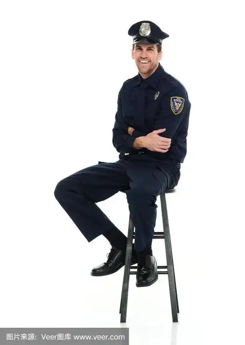 微笑的警察坐在凳子上