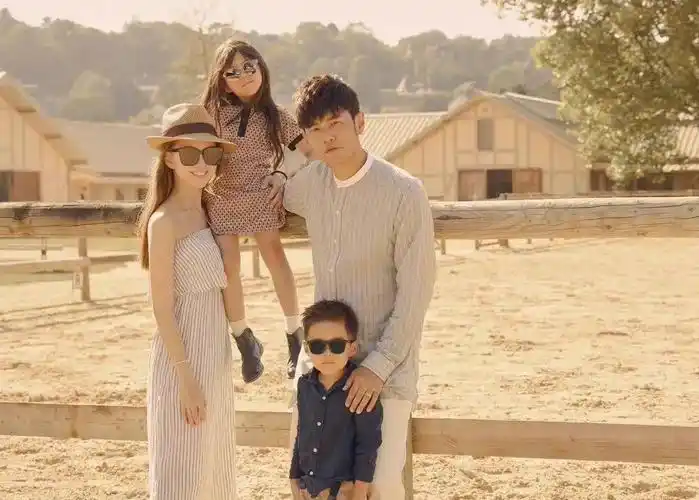 周杰伦首晒三胎女儿正面照,混血感十足,高颜值认证神似昆凌