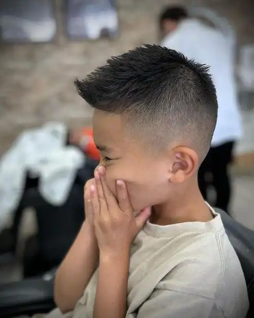 飞机头发型是一款非常流行的小男孩发型,它给人一种时尚而帅气的感觉.