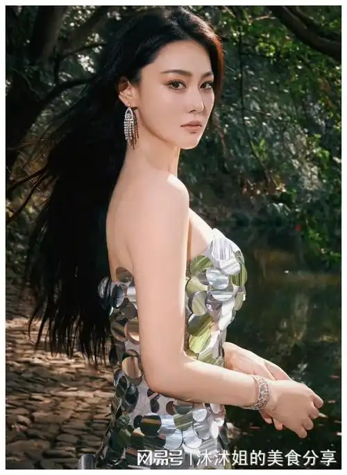 张馨予在这部剧饰演的角色叫莫愁女,她是楚国奇女子,前任大楚巫与庶民