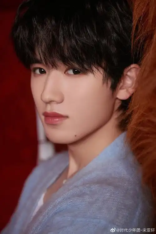 宋亚轩19岁生日怼脸写真##宋亚轩蓝开衫毛衣造型