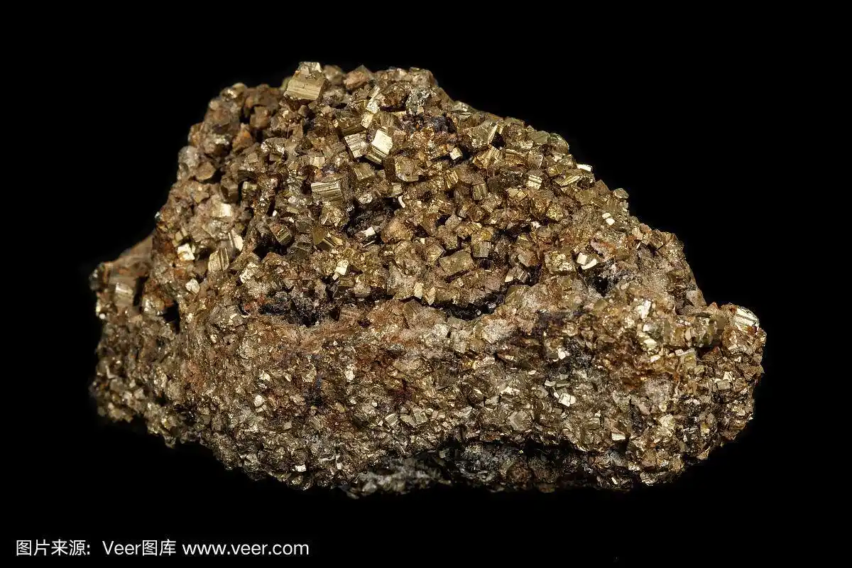 宏观黄铁矿石上的黑色背景