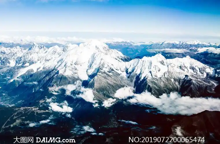 连绵的雪山全景摄影图片