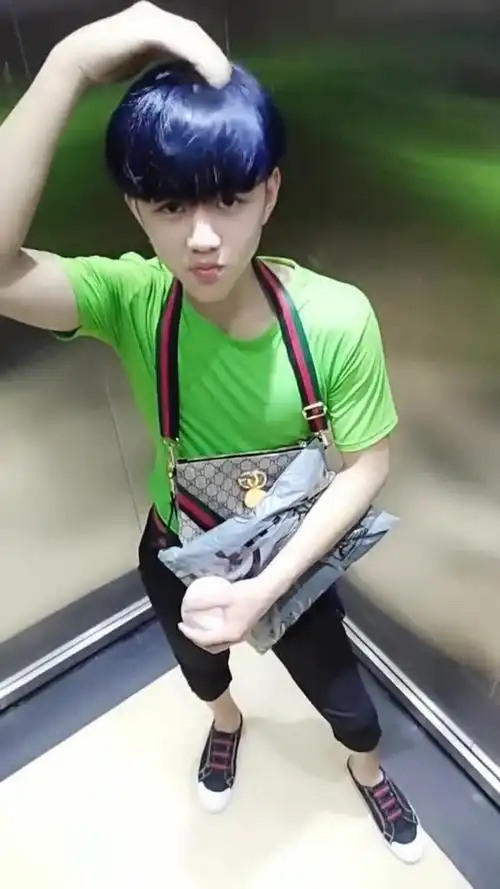 精神小伙太迷人了,紧身t恤豆豆鞋,还有那迷人的锅盖头