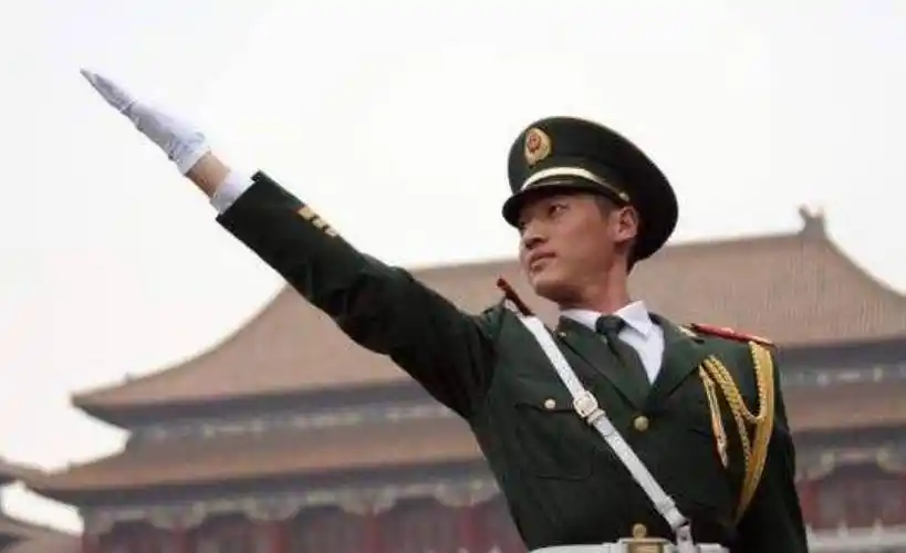 原创中国旗手高红甫11年升旗6200次0失误光荣退役后还和国旗为伴