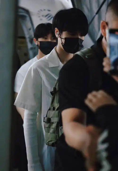 严浩翔氛围感机场饭拍