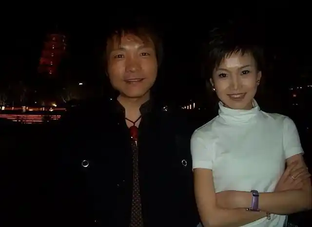 也是在这段时间,一个名叫袁枫的女兵敲开了许巍"初开的情窦"……到了