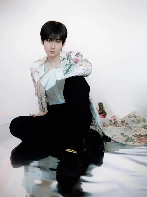 成毅|#2023爱奇艺尖叫之夜#成毅今晚造型图集发布 ,演绎 rahul mishra