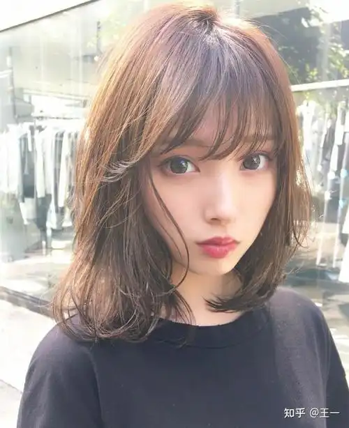 圆脸适合什么发型我的头发比较蓬松发量也多所一直扎高马尾又是圆圆的