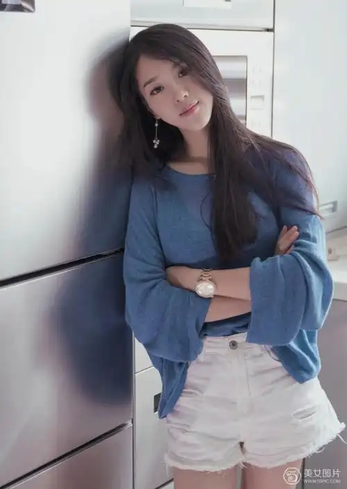 长发气质美女悠闲居家生活照(3/11)