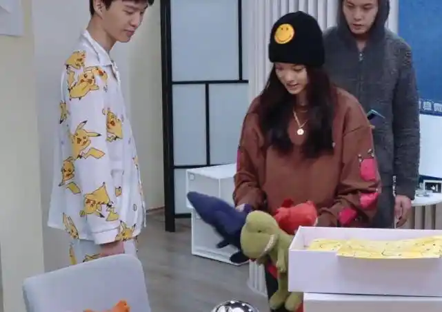 欧阳娜娜送给范丞丞的礼物,丞丞转身给了陈伟霆,娜娜的反应灵敏_个性