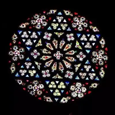 内呈放射状,镶嵌着美丽的彩绘玻璃,因为玫瑰花形而得名