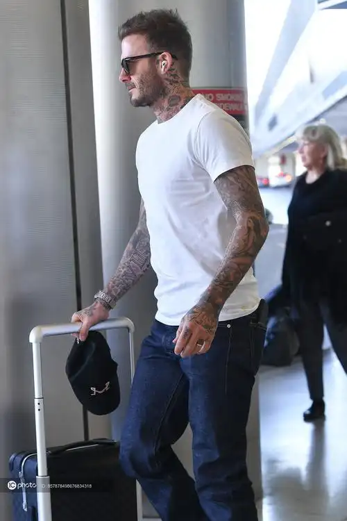 街拍贝克汉姆白色t恤休闲牛仔裤白色运动鞋型男帅气