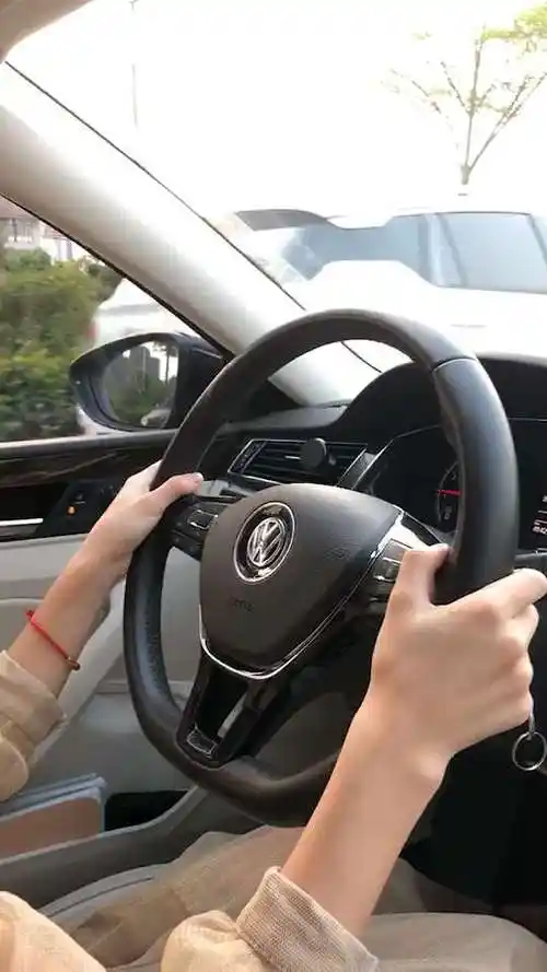 据说女司机开车都是双手握方向盘,今天果然验证了这一事实!