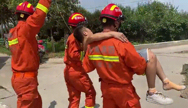 【直击一线】两车追尾 消防员公主抱救出被困司机